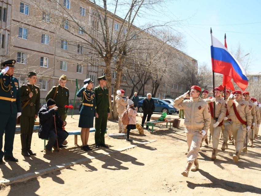 Калужские юнармейцы поздравили врачей