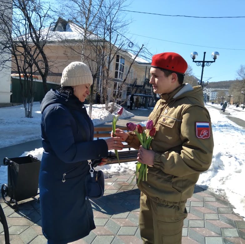 Юнармейцы дарили женщинам цветы 